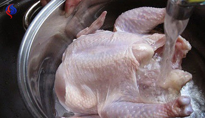 هذه هي الطريقة الصحيحة لتنظيف الدجاج النيئ