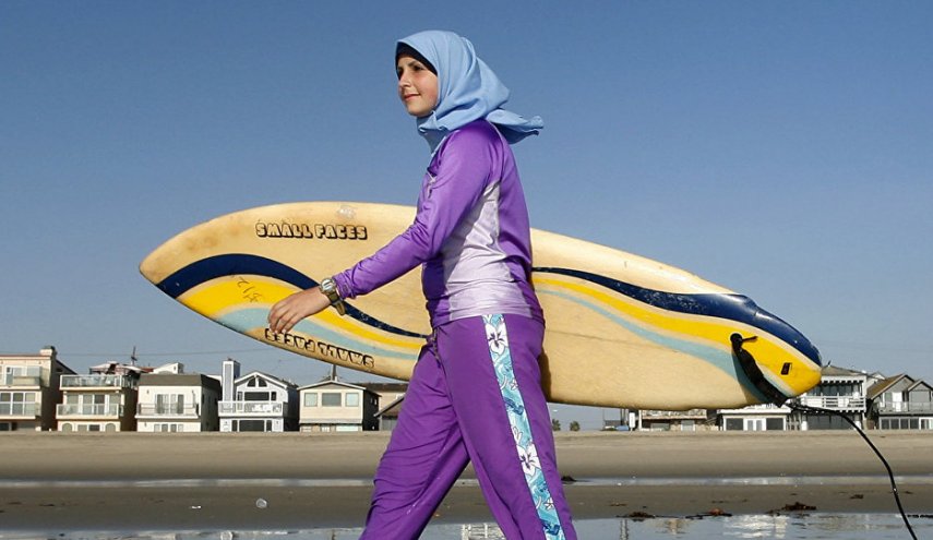 جنيف تمنع المسلمات من ارتداء ملابس السباحة 