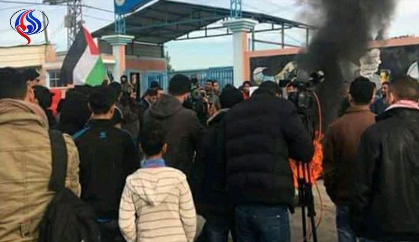 تظاهرات گسترده جوانان فلسطینی در مقابل گذرگاه بیت حانون/ پرتاب تخم مرغ به سمت هیات بحرینی+عکس