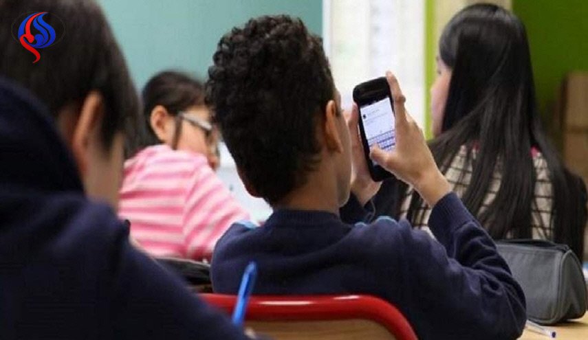 تطبيق حظر على هواتف التلاميذ في المدارس الفرنسية