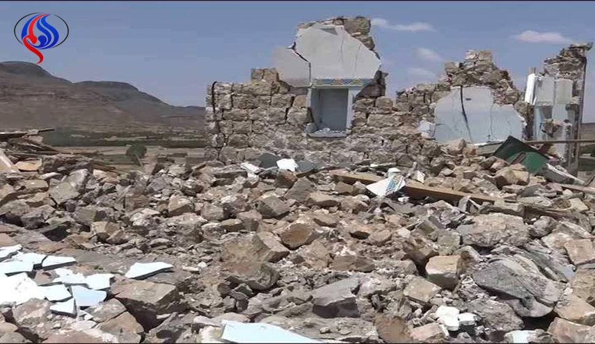 العدوان السعودي يدمر منزلا على رؤوس اصحابه في 