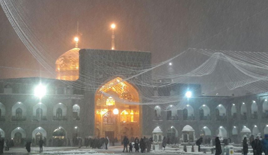 العتبة الرضوية مغطاة بحلة بيضاء جراء تساقط الثلوج