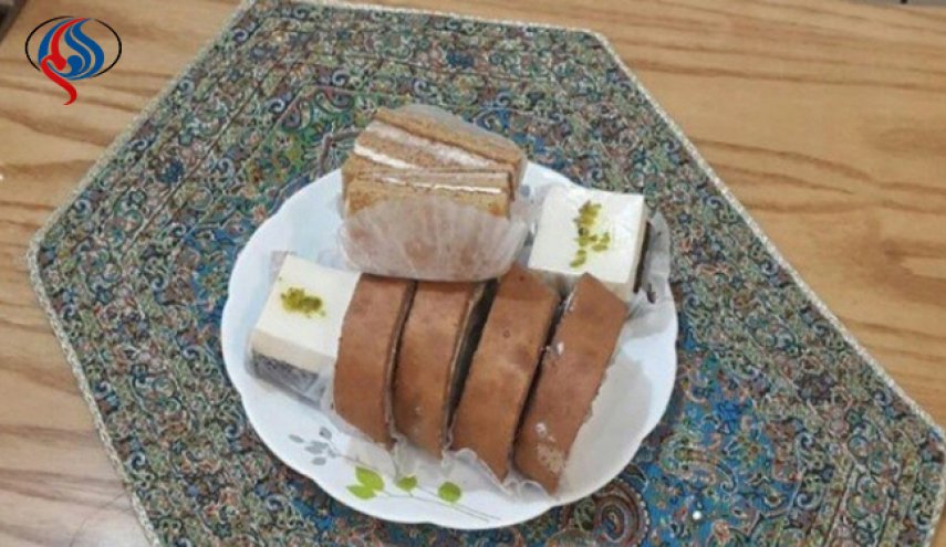 عکس؛ کیکی که رهبر انقلاب برای خانواده شهید ارمنی برد

