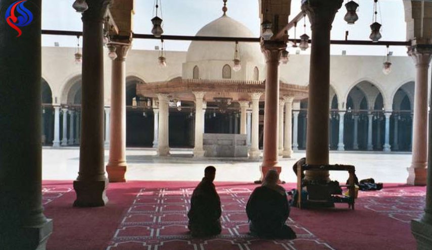 بعد الحرم النبوي.. مدون إسرائيلي يدخل أعرق مساجد مصر