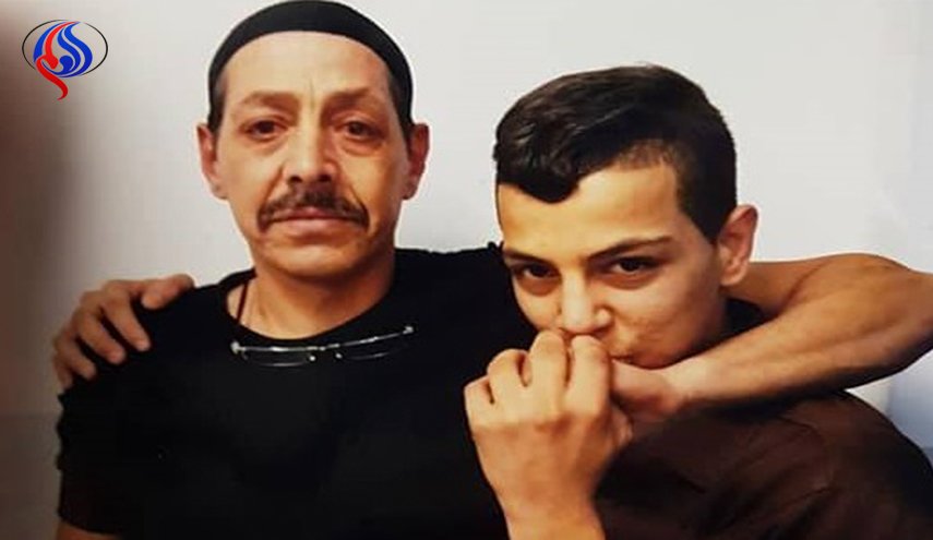 بالصور.. طفل فلسطيني يجتمع بوالده في معتقلات الاحتلال 