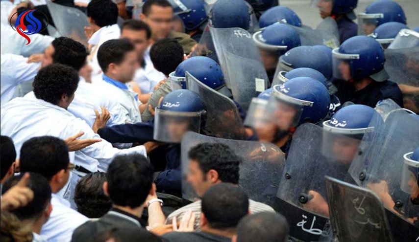 أطباء جزائريون يصعدون احتجاجهم بعد الإشتباكات مع الأمن