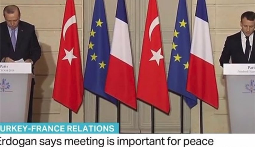 هكذا يحرج أردوغان صحفيا فرنسيا..عليك أن تتعلم...