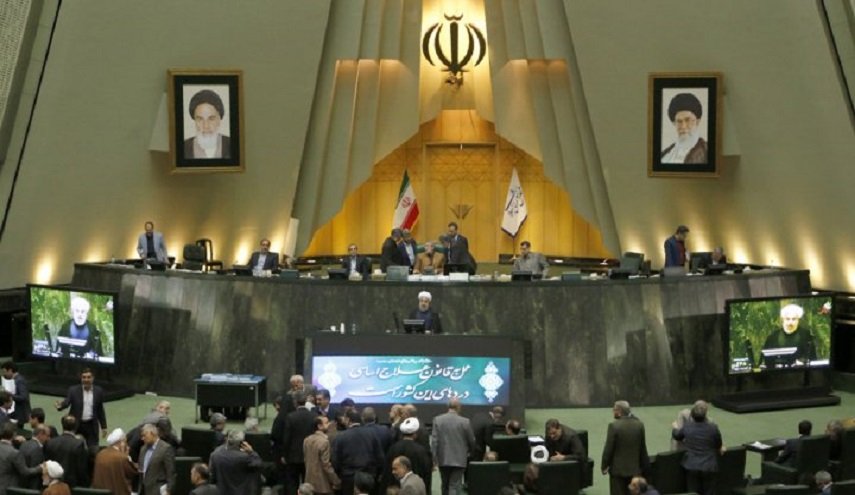 البرلمان الإيراني يعارض بالإجماع رفع أسعار البنزين خلال العام القادم