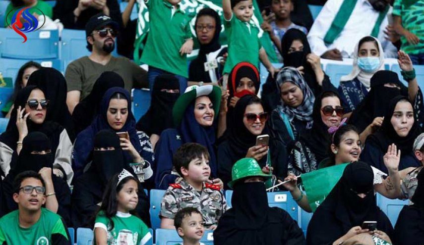 السعودية تبدأ تطبيق قرار السماح للنساء بحضور مباراة كرة القدم