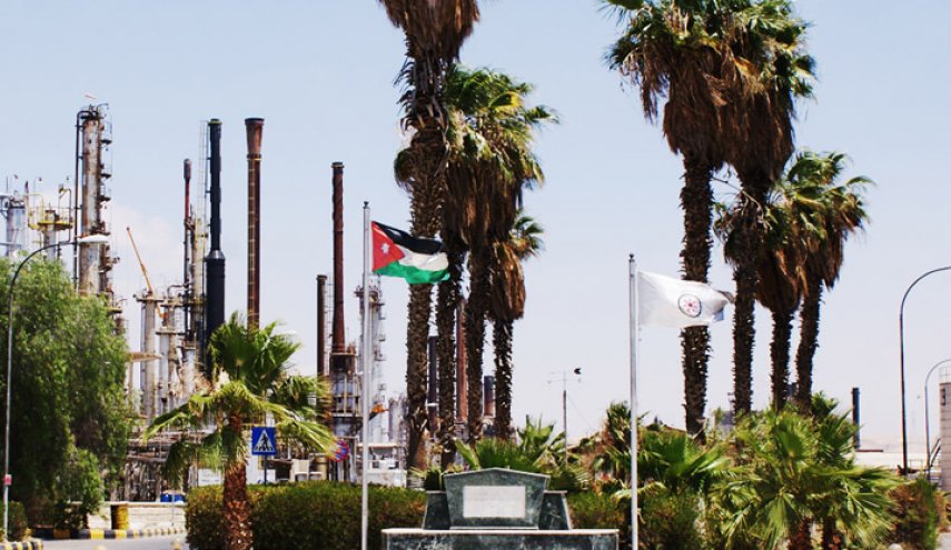 الأردنيون يترقبون عاماً صعباً يأكل مدخراتهم