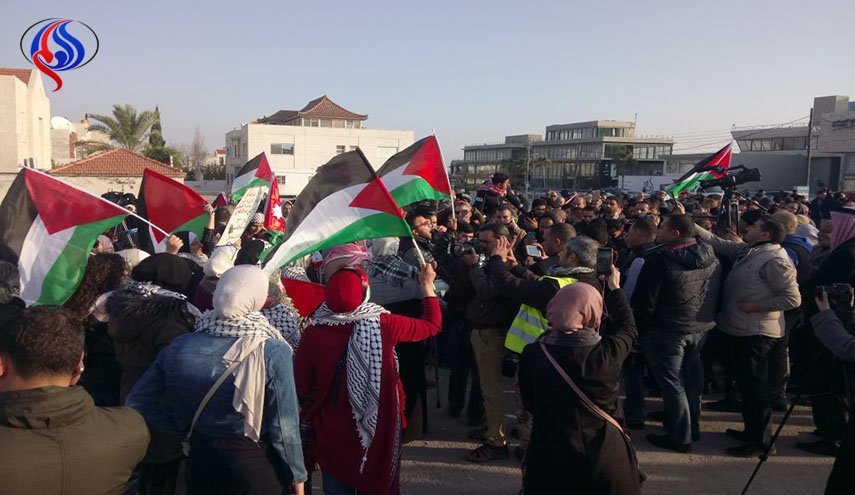 اعتصام الاردن لنصرة القدس.. وهذه مبادرة غير مسبوقة من الشرطة!