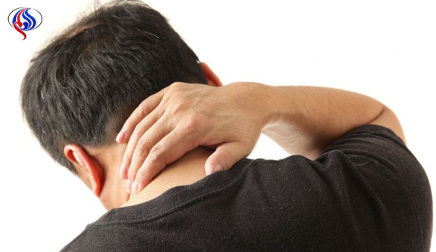 بهذه الطريقة تخلص من الام تيبس الرقبة في الصباح!