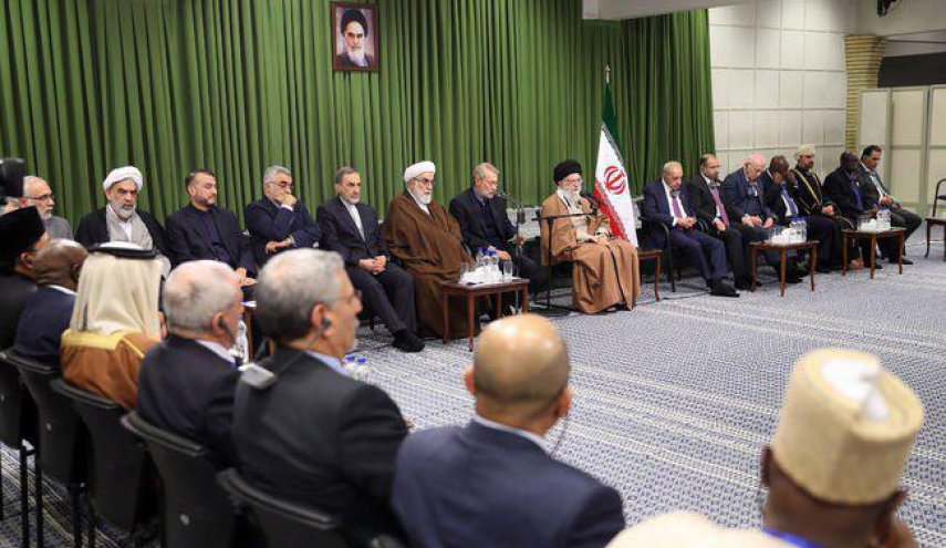 شرکت‌کنندگان در کنفرانس اتحادیه بین‌المجالس اسلامی با رهبر انقلاب دیدار کردند