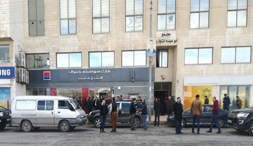 سطو على البنوك وطوفان بـ“التنكيت” في الأردن .. ما القضية؟!
