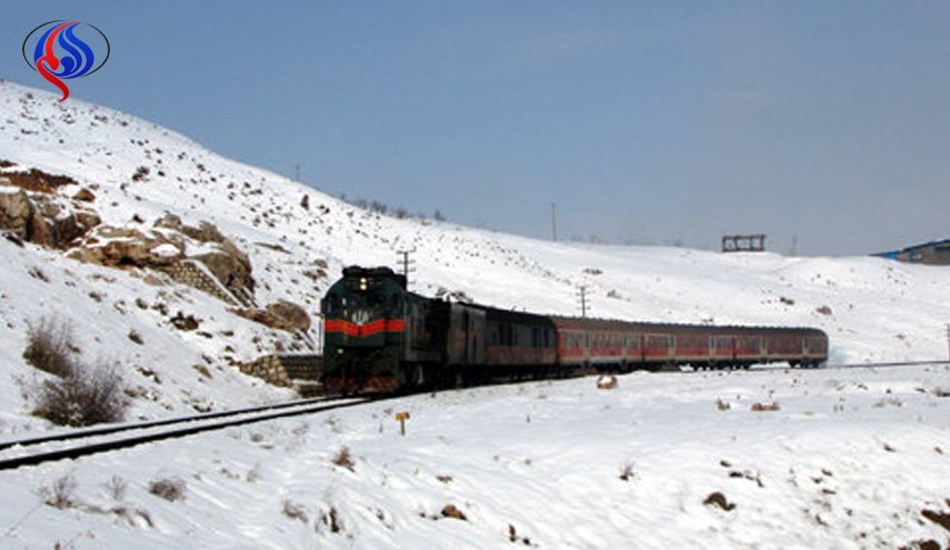 قطارها در برف گیر کردند + عکس
