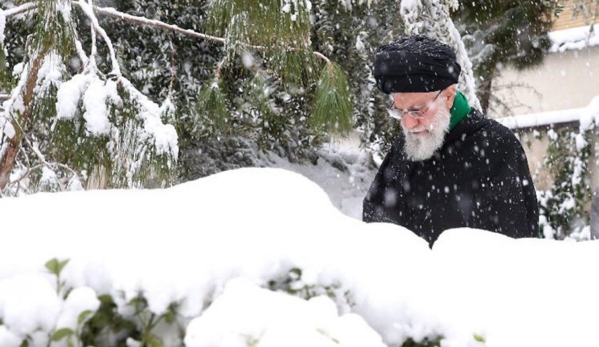 تصویری از رهبر انقلاب در برف امروز تهران + عکس