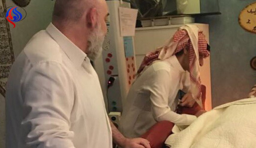 شاهد: وقف مصدوماً عند رأسه.. الوليد بن طلال يزور هذا الشخص بالمستشفى..