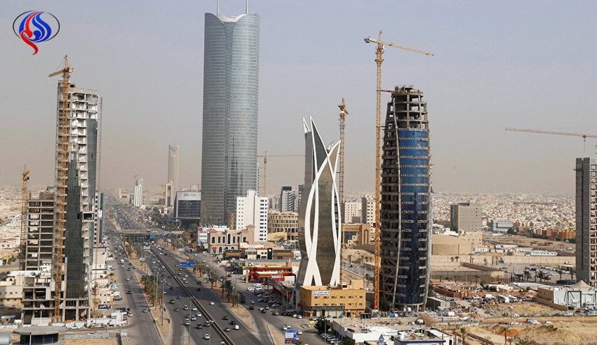 سعودي يترجل عاريا في جدة مسلحا برشاش!