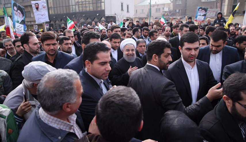 رییس جمهور به جمع راهپیمایان پیوست
