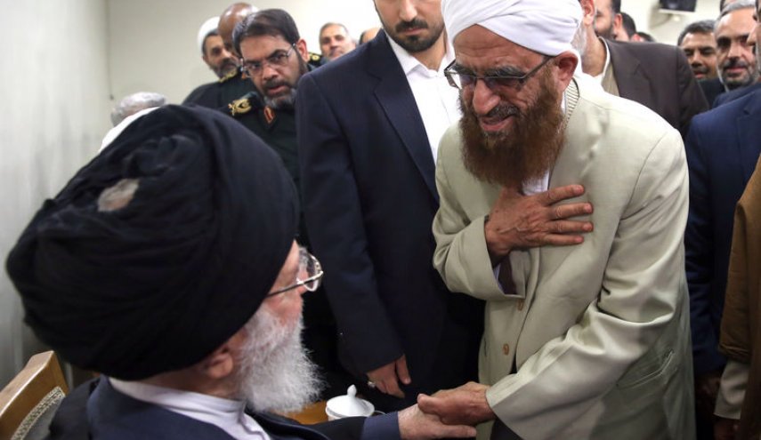 آية الله خامنئي: الشيعة والسّنة في ايران وقفوا جنبا الى جنب