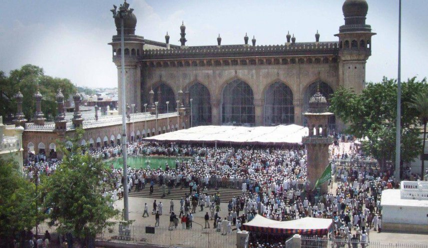روحانی در نماز جمعه حیدرآباد / استقبال گرم نمازگزاران از حضور رئیس جمهوری ایران