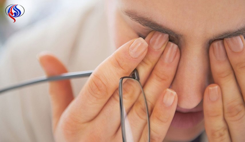 لهذا نرى ألوانا غريبة ونجوما لامعة عند فرك أعيننا