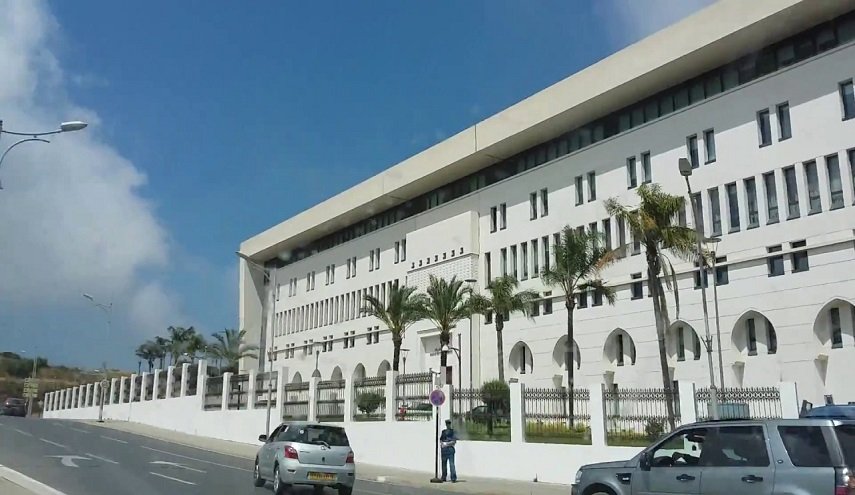   الجزائر تندد بتقرير لـ 