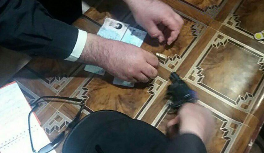 عکس/ پیدا شدن اسلحه نیروهای امنیتی هواپیما ای تی آر ۷۲  سقوط کرده آسمان و تعدادی کارت ملی