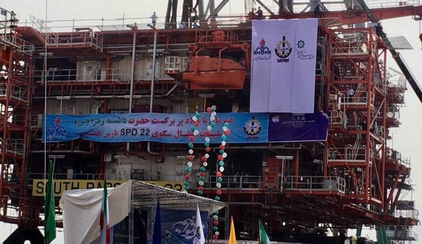 مقر خاتم الأنبياء ينجز عملية شحن ونقل منصة الوحدة 22 من حقل بارس الجنوبي