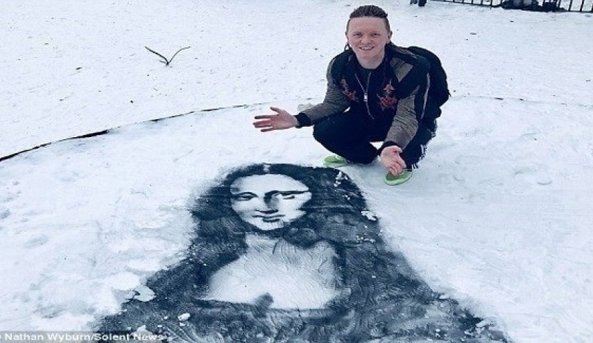 يستعمل الثلوج الكثيفة كأرضية للوحات فنية مبدعة