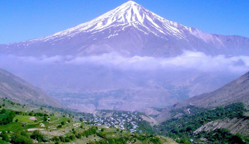 جبل دماوند الذي يقع وسط سلسلة جبال البرز الايرانية، ويبلغ ارتفاعه 5670 م مما جعله من أعلى القمم في غربي آسيا وأوروبا 