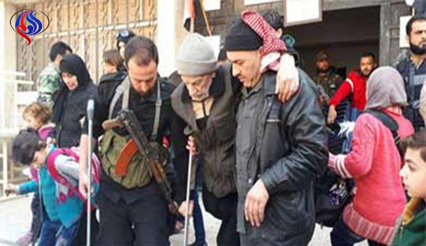 صور.. تجهيزات لوجستية لخروج مدنيي الغوطة الشرقية إلى مخيم الوافدين