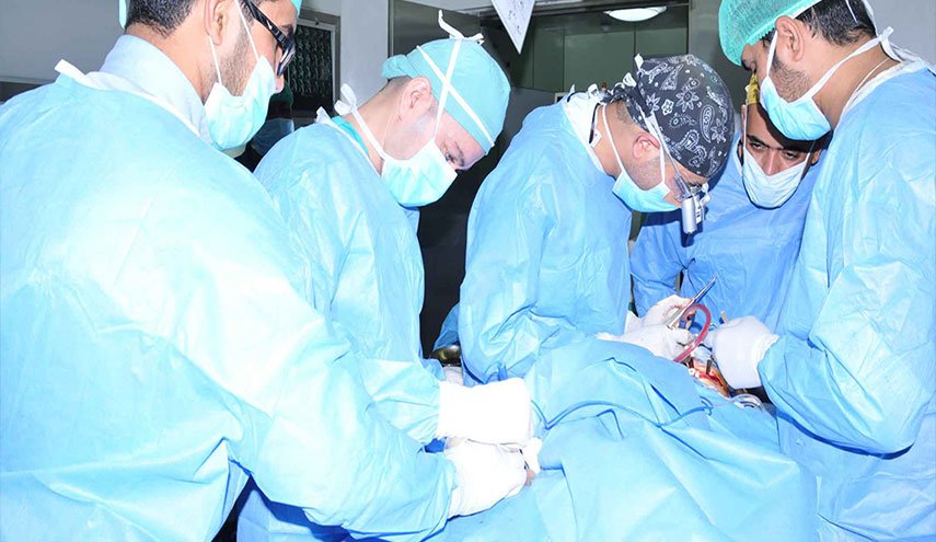 استخراج مقص طبي استقر 34 عامًا في معدة مريض عراقي !!