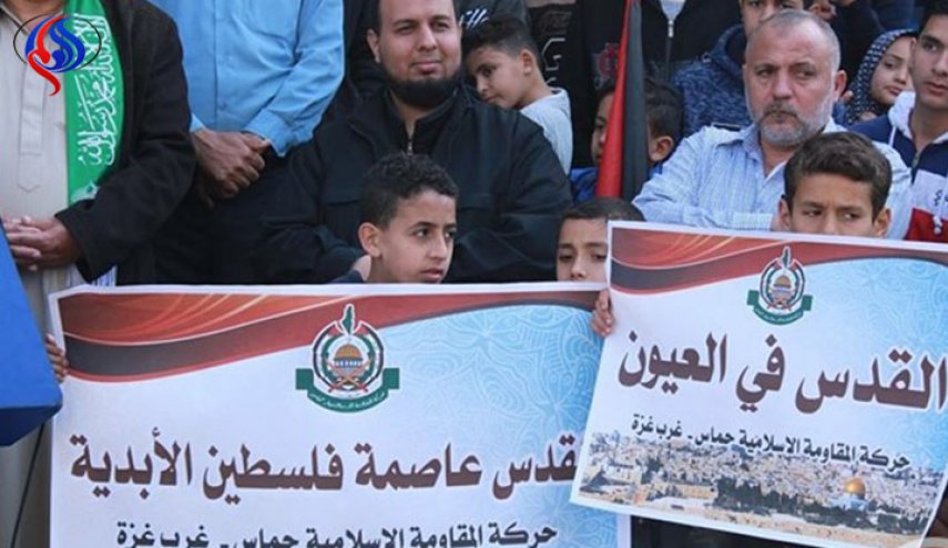 بالصور.. حماس تنظم وقفة دعما للقدس
