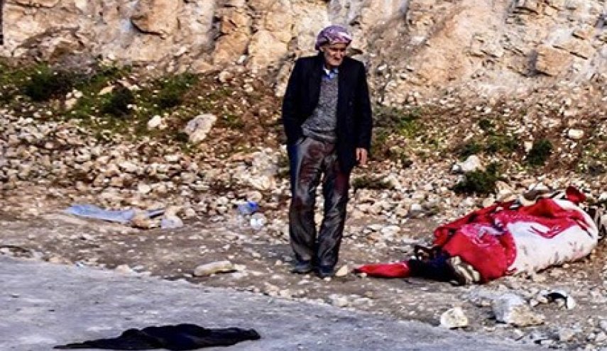 شاهد.. أب عفريني يقف تائهاً أمام جثة ابنه القتيل
