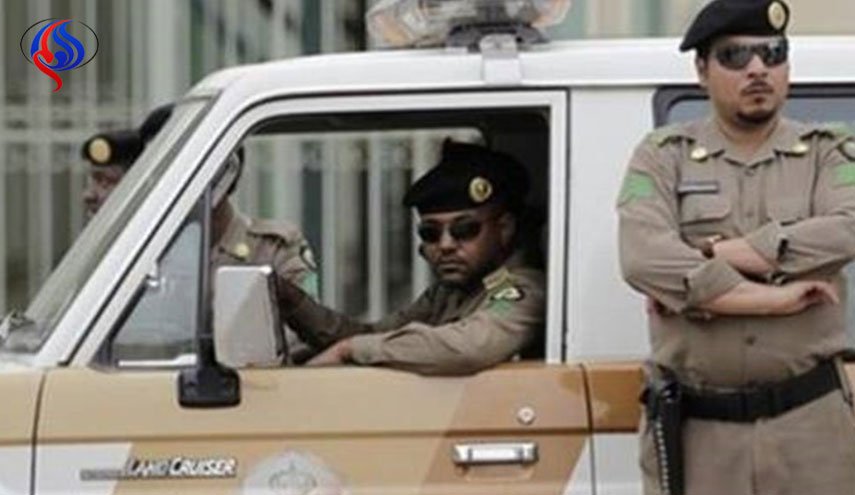 اعتقال كاتب سعودي.. وأنباء عن اتهامه بإدارة حساب معارض شهير على تويتر !