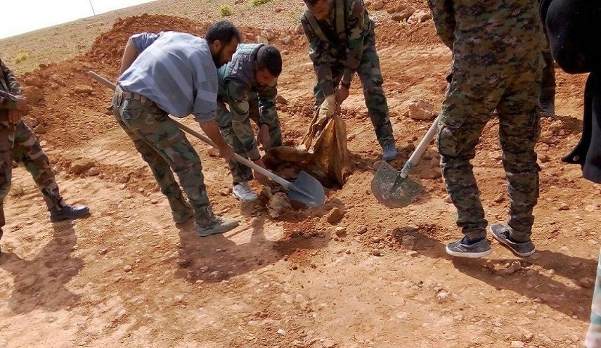 بالصور: اكتشاف مقبرة جماعية في قرية بريف حماة الشرقي