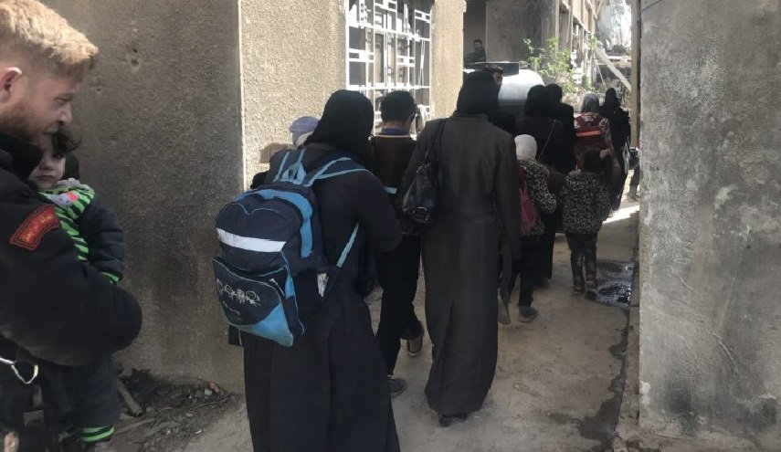 بالصور: الجيش السوري يؤمن خروج مدنيين من ريف حرستا