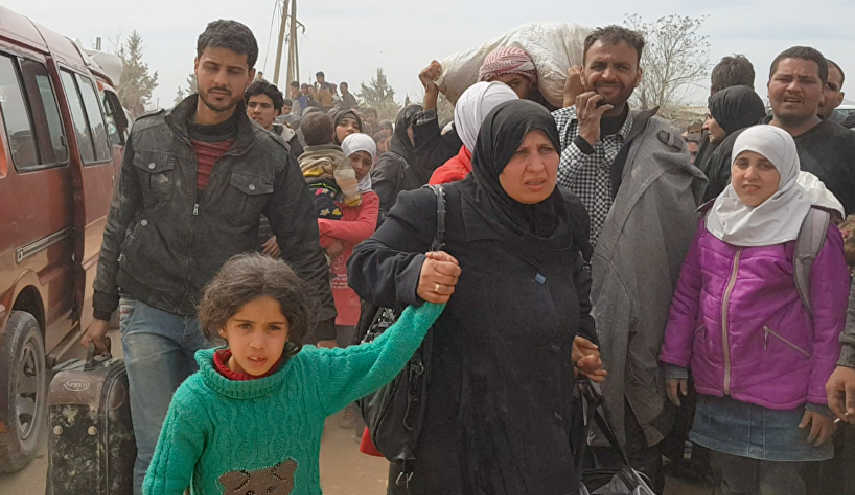 الاف المدنيين يخرجون من القطاع الشمالي في الغوطة