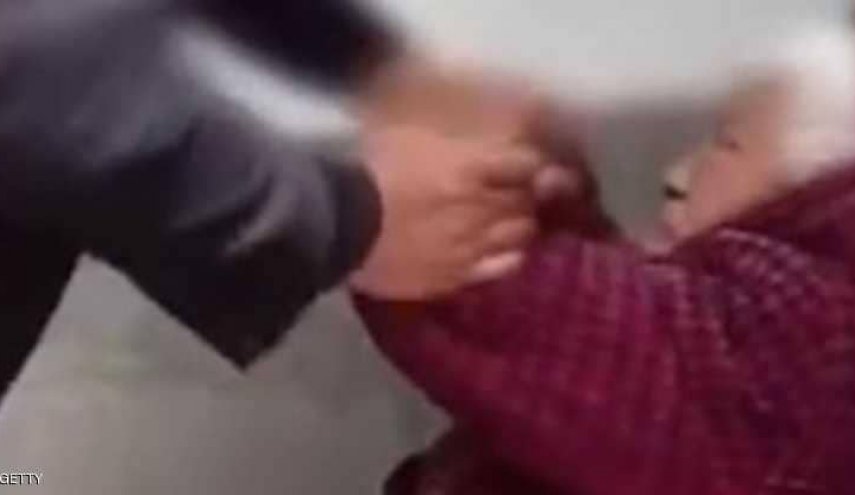 شاهد..يضرب أمه العجوز التسعينية بوحشية والسبب صادم... 