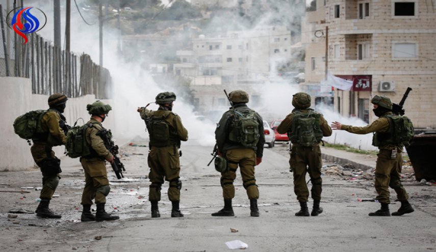 إعتقال شاب فلسطيني وتسليم آخر بلاغاً بجنوب الضفة الغربية