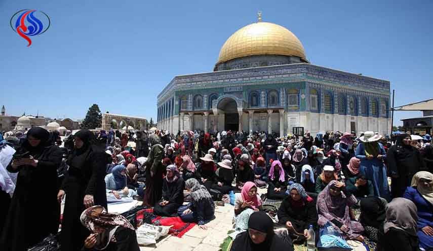 عشرات الآلاف يتوجهون إلى الأقصى لتأدية صلاة الجمعة