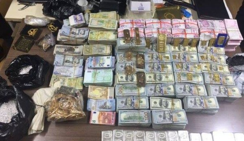 تركيا: ضبط مبالغ ضخمة وسبائك الذهب مع قيادي بالمجموعات الارهابية السورية؟!