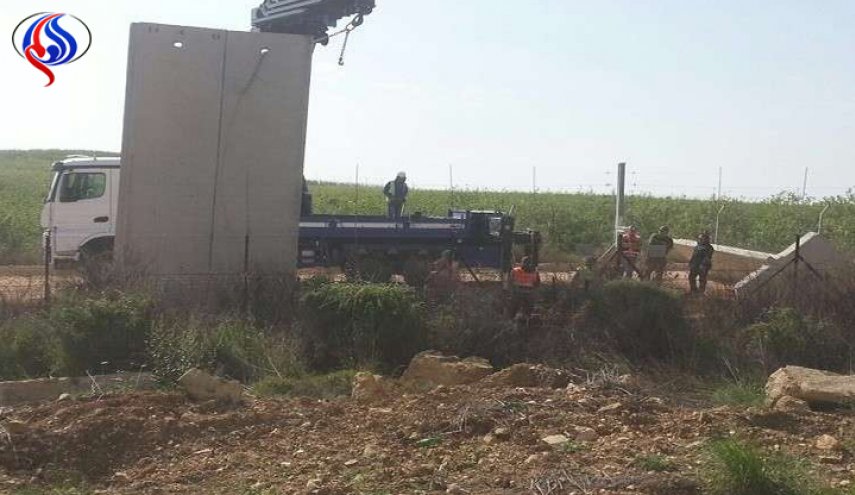 الكيان الاسرائيلي يبدأ بناء جدار فاصل على الحدود مع لبنان
