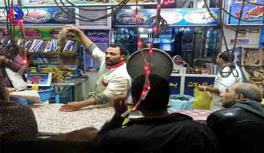 المصريون يحتفلون بـ
