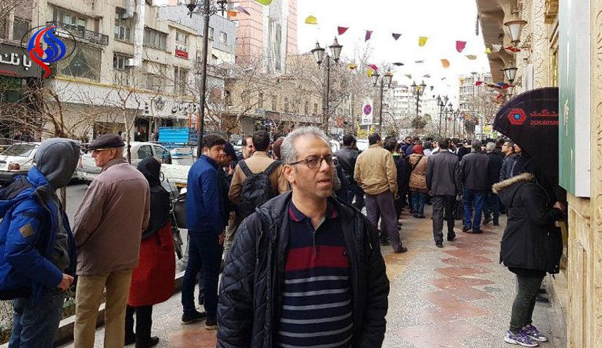 دلالان همچنان در بازار دلار صف کشیده اند