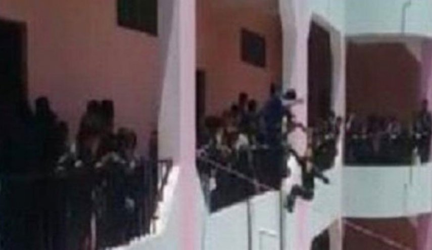 بالصور : عقاب لا إنساني.. شاهد مايفعله مدير المدرسة ضد الطلاب!