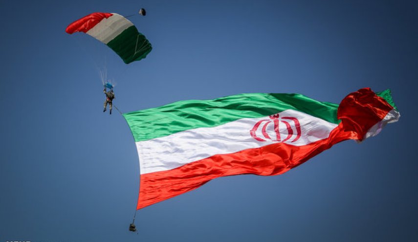 اجرای عملیات چتربازی تکاوران نوهد بر فراز مرقدمطهر امام خمینی(ره)