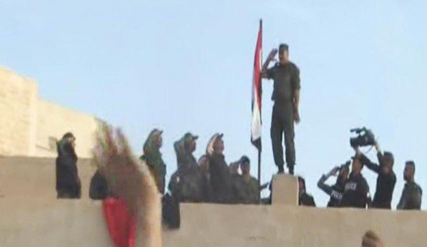 پرچم سوریه در شهرک الضمیر در غوطه شرقی به اهتزاز درآمد