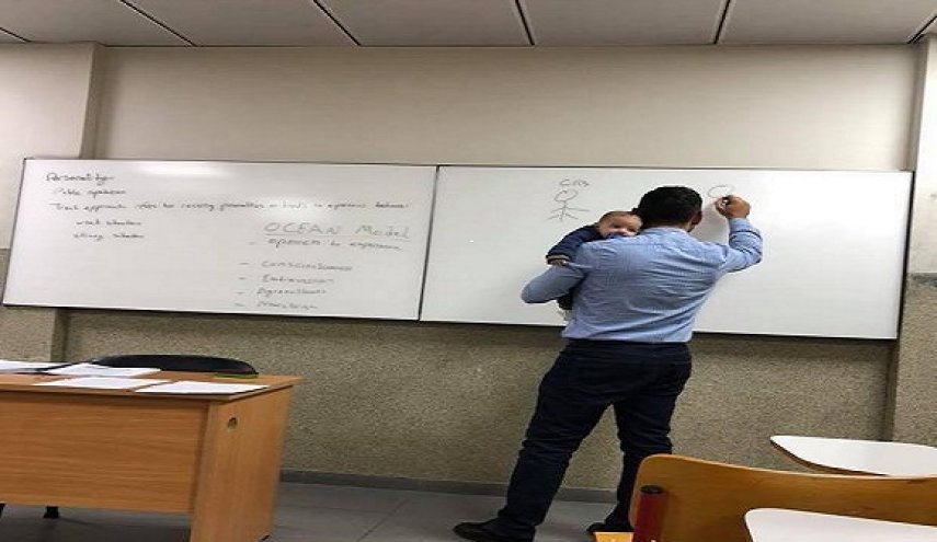أستاذ جامعي لبناني يحمل رضيعاً في محاضرته لهذا السبب!
